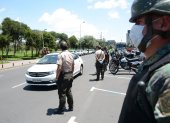 Militares y policías efectúan los controles por las medidas dispuestas por el gobierno para contener el coronavirus