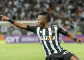 Juan Cazares, volante del Atlético Mineiro, se iría del Galo si no acepta una baja en su salario.