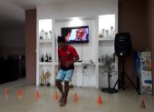 Wilson Pérez, delantero del equipo Copa Fútbol Club, puso conos en la sala de su casa para hacer trabajos de velocidad hasta que se reinicia la Copa Amateur League de la Universidad Católica de Santiago de Guayaquil.