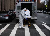 NUEVA YORK. Una ambulancia traslada a un posible contagiado con el coronavirus hasta el hospital Mount Sinai.
