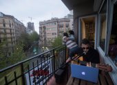 BARCELONA. Un músico ofrece a sus vecinos un concierto desde su balcón en el decimosexto día de aislamiento.