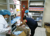 Desde la planta central del Seguro Social Campesino en Quito se arman los kits para enviar a las 24 provincias
