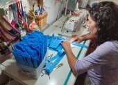 Las mascarillas y otros productos se fabrican en casa.