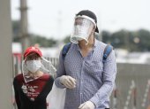 Ciudadanos en Guayaquil toman precauciones al salir de casa ante la presencia del virus.
