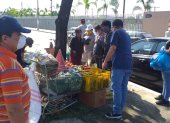 En la avenida José Tamayo, en Guayacanes, tanto en el parterre como calles se instalaron los comerciantes con sacos y cartones de productos.