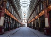 London (United Kingdom), 03/04/2020.- A deserted Leadenhall market in the heart of the City of London in London, Britain, 03 April 2020. The United Kingdom is heading to the deepest recession since the financial crisis in 2008 as the coronavirus crisis continues to bite into Britain"s economy. Britain"s Prime Minister Boris Johnson has implemented social distancing measures banning social gatherings and groups of more than two people. People must stand more than two metres apart. Several European countries have closed borders, schools as well as public facilities, and have cancelled most major sports and entertainment events in order to prevent the spread of the SARS-CoV-2 coronavirus causing the Covid-19 disease. (Reino Unido, Londres) EFE/EPA/FACUNDO ARRIZABALAGA BRITAIN PANDEMIC CORANAVIRUS COVID-19