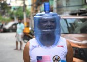 Un residente usando una improvisada mascarillas en Manila, capital de Filipinas.