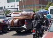 Camionetas llegan cargadas de ataúdes a los exteriores del hospital.