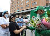 COLOMBIA. Un grupo de enfermeras recibieron flores por este día.