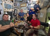Estación Espacial Internacional. Astronautas celebrando una comida especial.