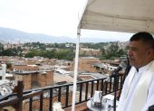 MEDELLÍN. El sacerdote Wilson Grajales, de la Parroquia Santuario del Divino Niño, celebra una misa este jueves en la terraza de su casa en el barrio Antonio Nariño de la comuna 13.
