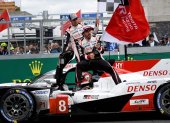 El español Fernando Alonso (d) ganó las dos últimas ediciones de la prueba a bordo de un Toyota TS050 Hybrid, junto con el suizo Sebastien Buemi (i) y el japonés Kazuki Nakajima.