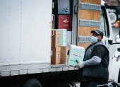 New York (United States), 09/04/2020.- A delivery man delivers wine to a liquor store in Brooklyn, New York, USA, 09 April 2020. 6.6 million Americans filed for unemployment last week, bringing the total to over 17 million. (Estados Unidos, Nueva York) EFE/EPA/Alba Vigaray