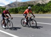 Los ciclistas ecuatorianos Jhonatan Narváez y Richard Carapaz formarán parte de la primera carrera virtual organizada por el Team Ineos.