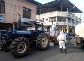 La desinfección y sanitización se realiza con cuatro tractores con aguilones y un turbo atomizador de arrastre.