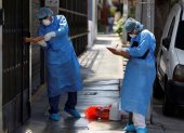 Coronavirus en Perú.Trabajadores del Ministerio de Salud toman muestras a domicilio para pruebas de coronavirus en Lima.