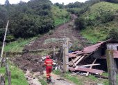 Un bombero camina junto a los escombros de una de las casas destruidas.
