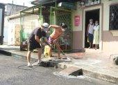 Ciudadanos de la 12 y la B en Guayaquil realizan la limpieza de sus cuadras como medida de prevención del virus.