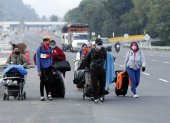 Migrantes venezolanos dejan Bogotá para regresar a Venezuela
Ciudadanos venezolanos regresan a su país este viernes, por el peaje norte de Bogotá (Colombia). EFE/ Mauricio Dueñas Castañeda