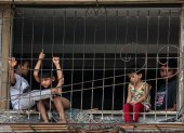 Mumbai (India), 13/04/2020.- Indian children looks out from the window of their house during the coronavirus emergency lockdown in Mira road, on the outskirts of Mumbai, India, 13 April 2020. Maharashtra state announced lockdown until 30 March 2020 to stem the widespread of the SARS-CoV-2 coronavirus, which causes the COVID-19 disease. EFE/EPA/DIVYAKANT SOLANKI