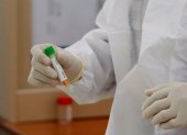 Un miembro del personal trabaja en hisopos de pacientes por posible infección por coronavirus en el laboratorio central de salud en medio de la pandemia de coronavirus, en Sanaa, Yemen, el 11 de abril de 2020, un día después de que se informara el primer caso de coronavirus en Yemen.