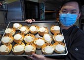 TAICHUNG. El chef Pai Kuo-wen inventó el "Pan de máscara facial" con relleno de frijoles rojos cuando el negocio de la panadería fue golpeado por el nuevo coronavirus. La pérdida del gusto y el olfato es uno de los síntomas del contagio.