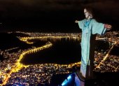 Vista aérea de la estatua del Cristo Redentor con una proyección de trabajadores de la salud, durante un acto religioso para celebrar el domingo de Pascua, este domingo, en el Monte Corcovado (Brasil). EFE/ Antonio Lacerda