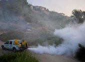 Tareas. Vehículos del municipio de Manta llevan a cabo una intensa fumigación los barrios y zonas rurales.