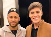 Neymar con Tiago Ramos, pareja de la madre del astro brasileño, quien sería bisexual.