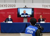 John Coates, presidente del COI, y encargados del comité organizador de los Juegos Olímpicos en Tokio, brindaron una rueda de prensa.