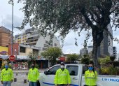 Policías realizan controles en distintos puntos de la ciudad de Quito durante la emergencia sanitaria.