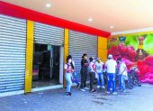 Los empleados de un supermercado en La Libertad no salían del pánico, luego de que una banda delictiva de colombianos y ecuatorianos asaltara el local.