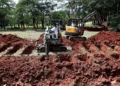 Trabajadores cavan tumbas este sábado en Sao Paulo (Brasil). Brasil ha empezado a