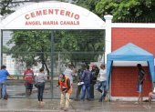Familiares realizan trámites para la sepultura de los cuerpos de sus parientes en el exterior del cementerio Ángel María Canals
