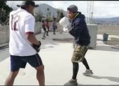 Erick Bone y su padre, José, entrenan en casa, en el norte de Quito.