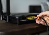 Una de las formas en que los cibercriminales hackean un router es aprovechándose del uso de las credenciales predeterminadas