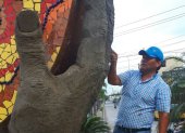 Arte. El artista trabaja dándole la forma requerida a una de sus esculturas gigantes en Milagro.