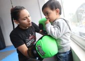 Jhosep Vizcaíno junto a su hijo, Gerard, de 3 años, en uno de los entrenamientos de la pugilista. Ella se acostumbró a trabajar con su pequeño acompañándola.