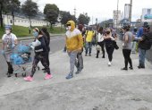 Familias enteras se movilizaron ayer por varios sectores de Quito rompiendo las medidas de aislamiento. Este relajamiento preocupa a las autoridades.