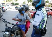 Motos. En diferentes sectores de Guayaquil, los motociclistas incumplen también con la norma.