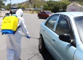 El Municipio de Quito desinfecta autos en los ingresos a la ciudad