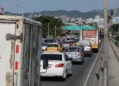 Aglomeración de vehículos en el puente de la Unidad Nacional.