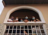 Familia López Sáenz, en el balcón de su vivienda, ubicada en el suburbio.