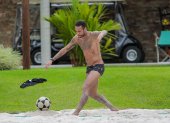 Neymar entrena en su masión de Río de Janeiro donde dispone de amplios espacios para cumplir con el distanciamiento social.