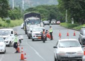 Control de salvoconductos en la vía a la costa. La Comsión de Tránsito realiza el control.