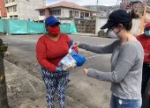 Funcionarios municipales llevaron kits alimenticios a moradores del sector de La Comuna