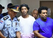 Ronaldinho Gaúcho (i) y su hermano Roberto, fueron apresado el pasado 4 de marzo en Asunción. Estuvieron dos semanas encerrados en un reclusorio hasta el arresto domiciliario actual.