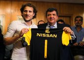El exfutbolista fue anunciado en diciembre del año pasado como nuevo entrenador del Peñarol. Recibió la camisa del presidente del club, Jorge Barrera (d).