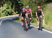 Elizabeth Bravo (i) durante un entrenamiento por las carreteras de Mooloolaba junto a Armando Matute (c) y Xisca Tous (d).