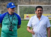 El entrenador del Delfín, Carlos Ischia (i), viajó junto a su cuerpo técnico hacia Argentina con autorización del presidente del club, José Delgado (d).